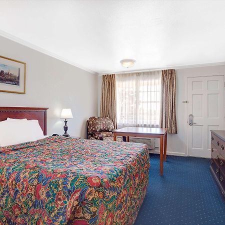 Days Inn By Wyndham ايفرت المظهر الخارجي الصورة