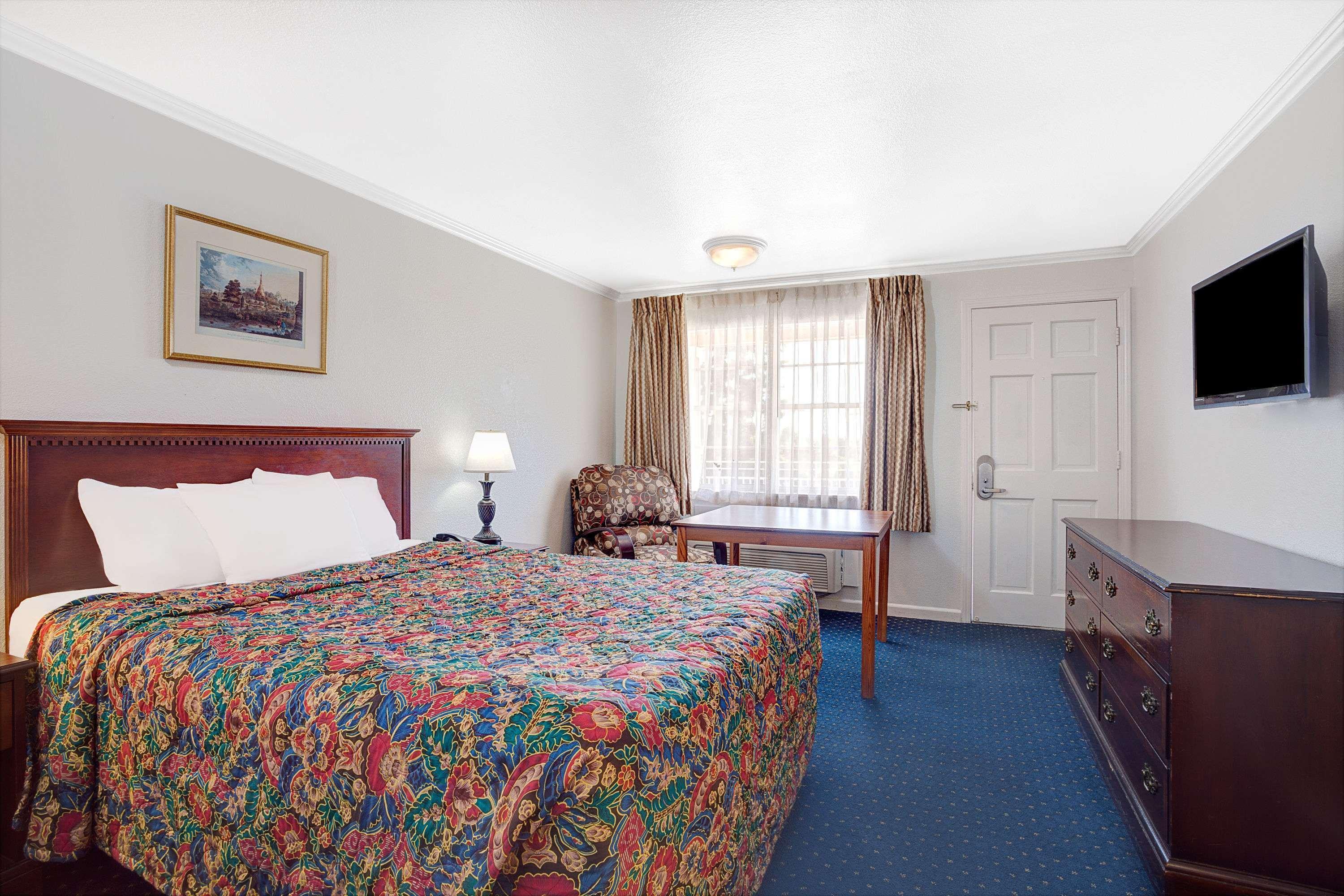 Days Inn By Wyndham ايفرت المظهر الخارجي الصورة