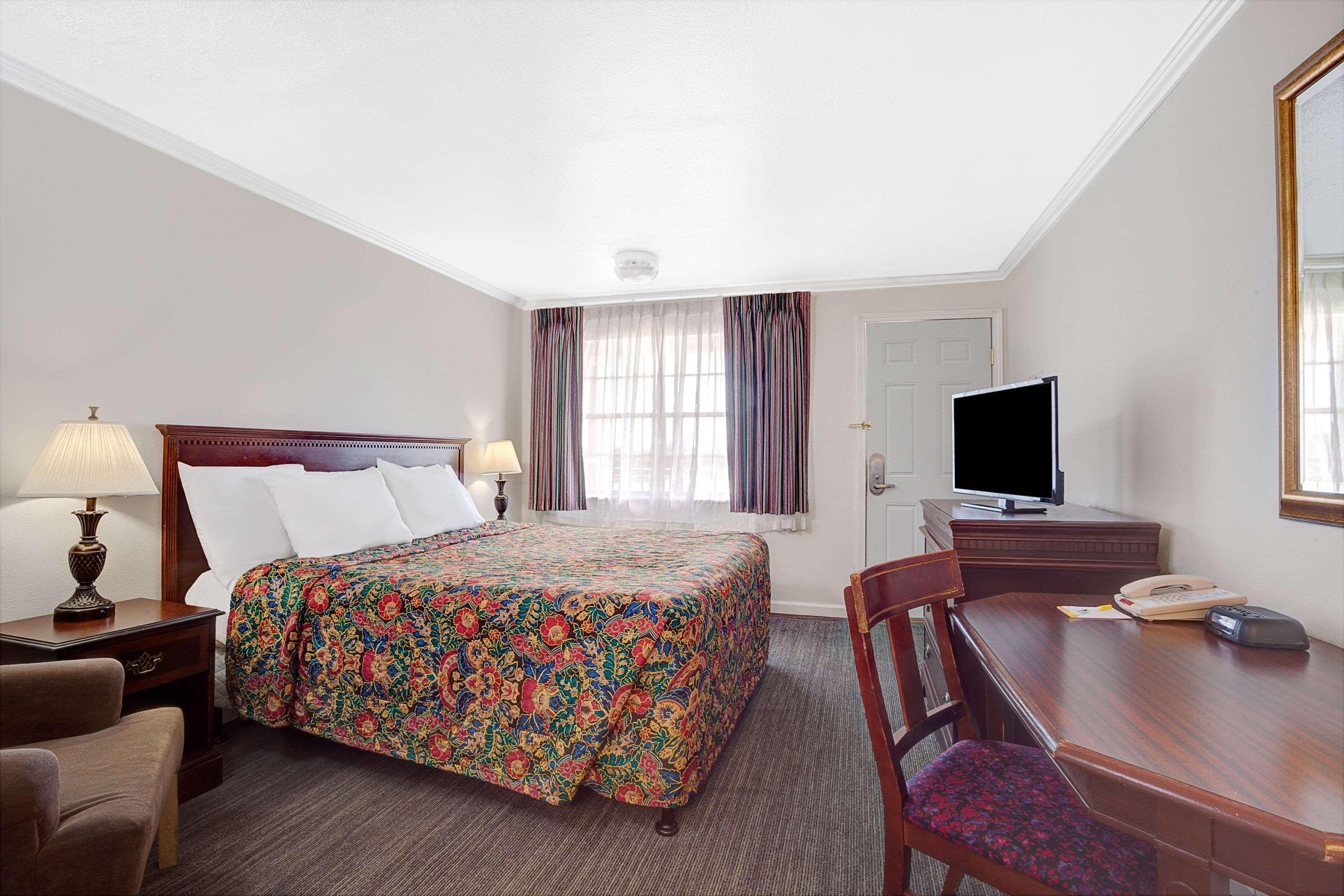 Days Inn By Wyndham ايفرت المظهر الخارجي الصورة