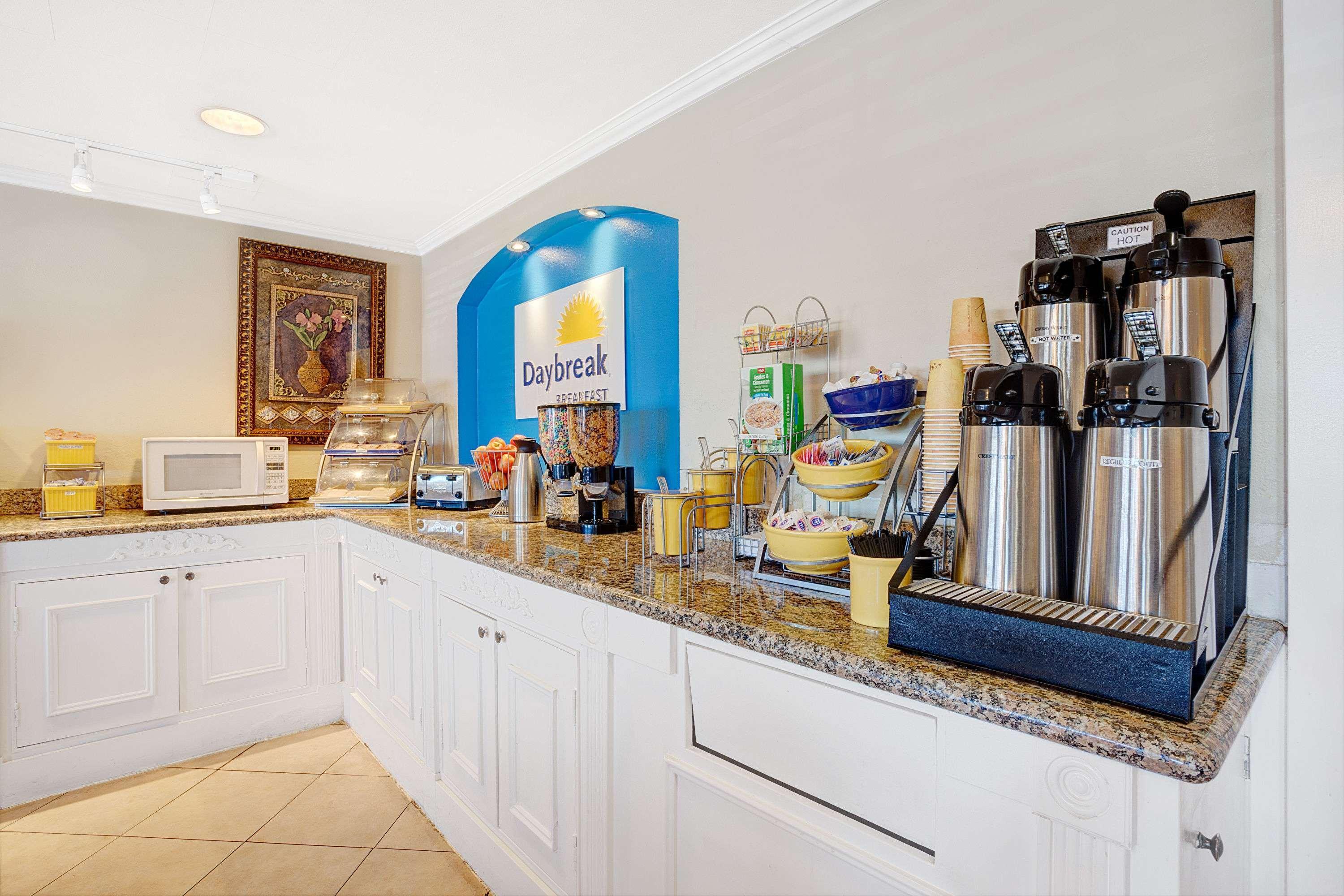 Days Inn By Wyndham ايفرت المظهر الخارجي الصورة